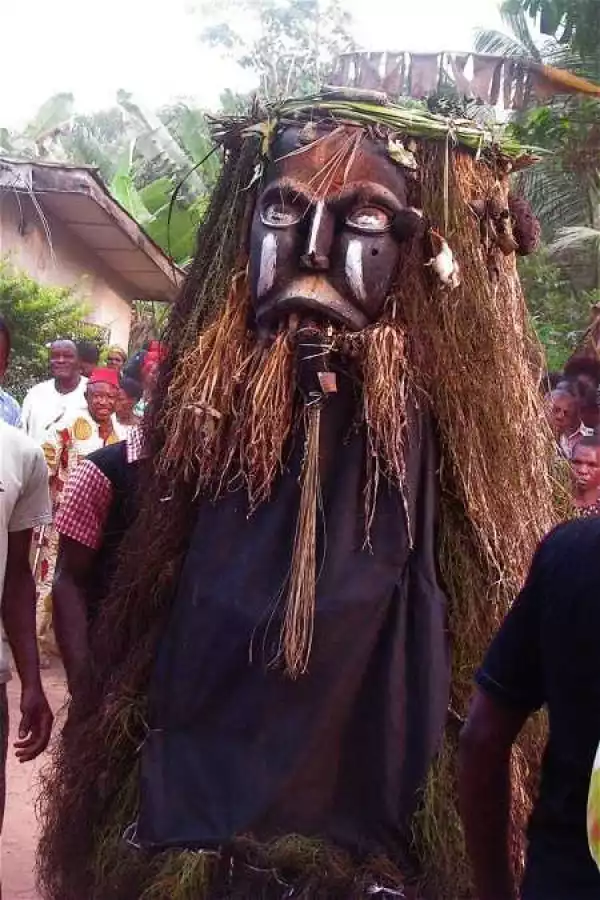 Serious Commotion as Onitisha Masquerade Flogs Bizman in the Eyes Making Him Blind